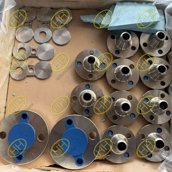 ASME B16.5 flange supplier shipping Class 150 Class 300 socket weld weld neck flanges and ASME B16.48 spectacle blinds to Russia