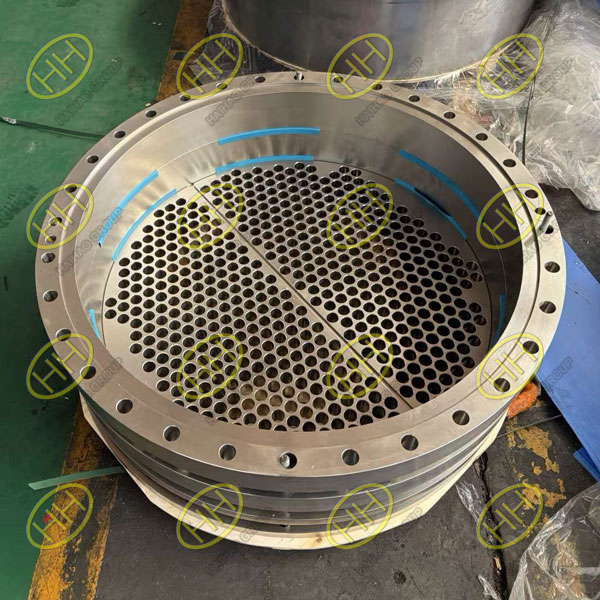 ASTM A182 F304 tube sheets with 536 precision machined holes and custom stainless steel flange manufactured by Haihao Group